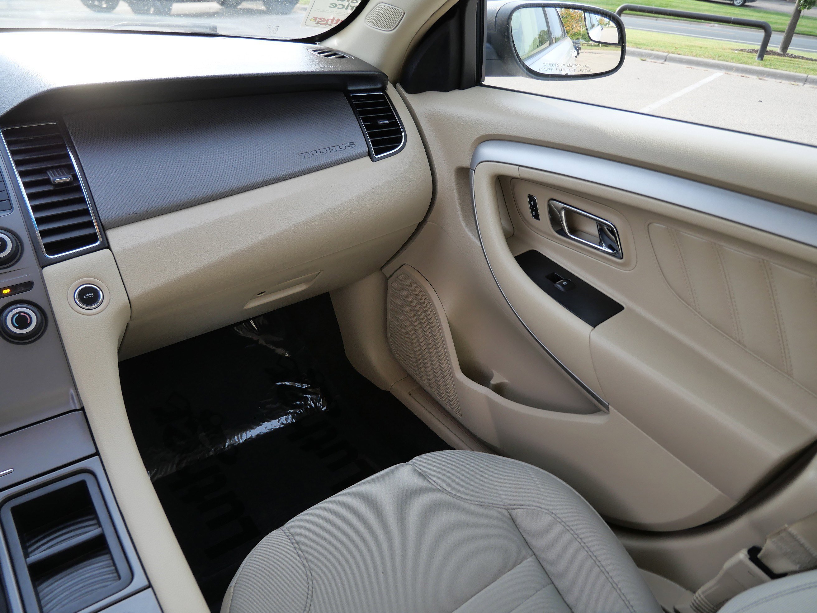 2017 Ford Taurus SE photo 5