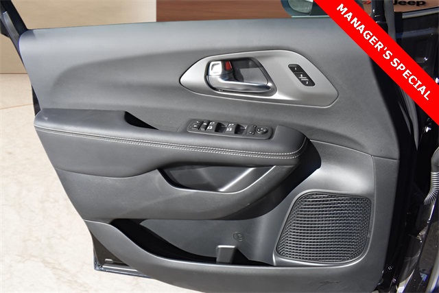 2025 Chrysler Pacifica photo 10