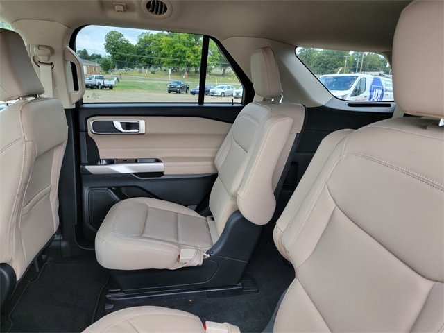 2023 Ford Explorer XLT photo 13