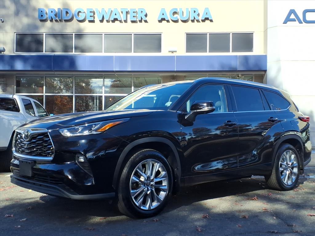 2023 Toyota Highlander Limited's photo