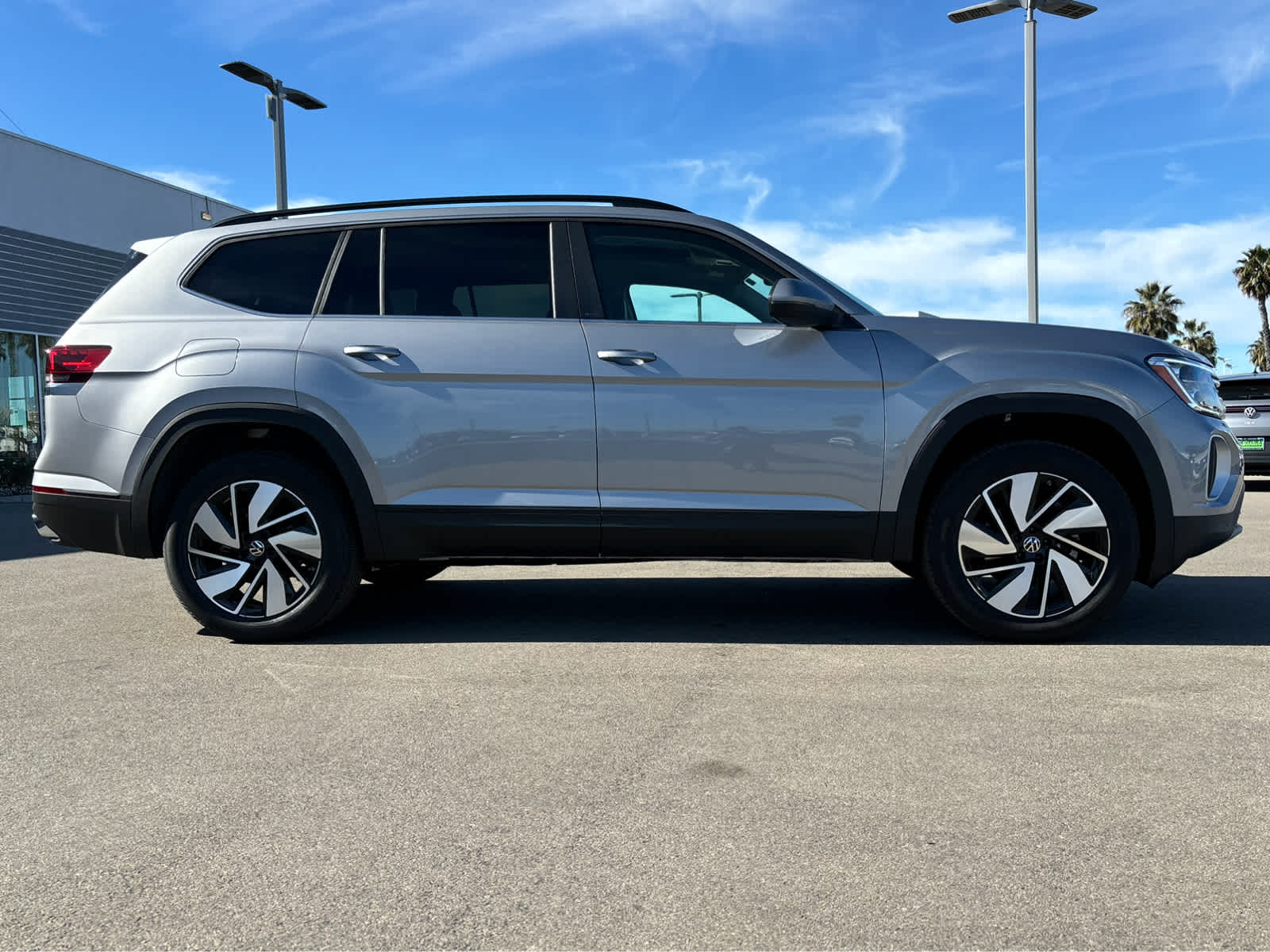 2025 Volkswagen Atlas SE Technology photo 2