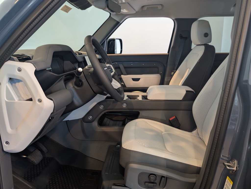 2025 Land Rover Defender 110 S photo 10