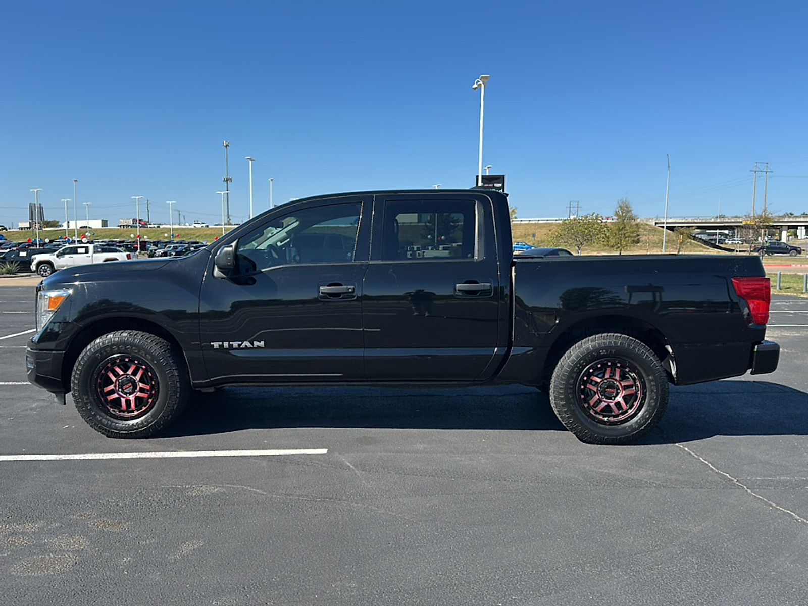 2022 Nissan Titan Crew Cab SV photo 2