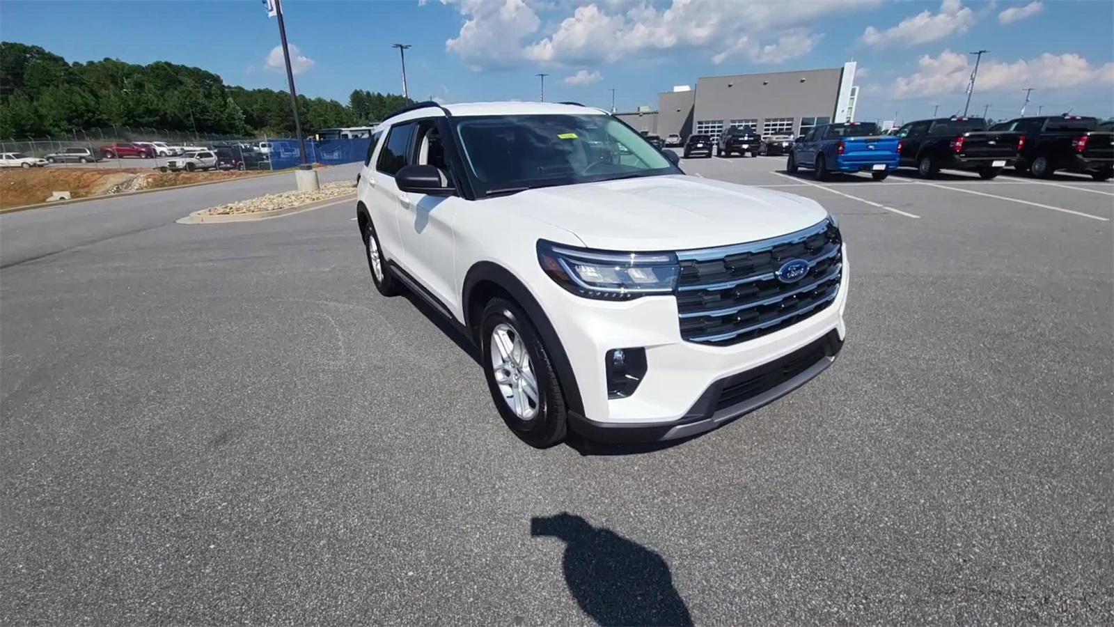 2025 Ford Explorer photo 4