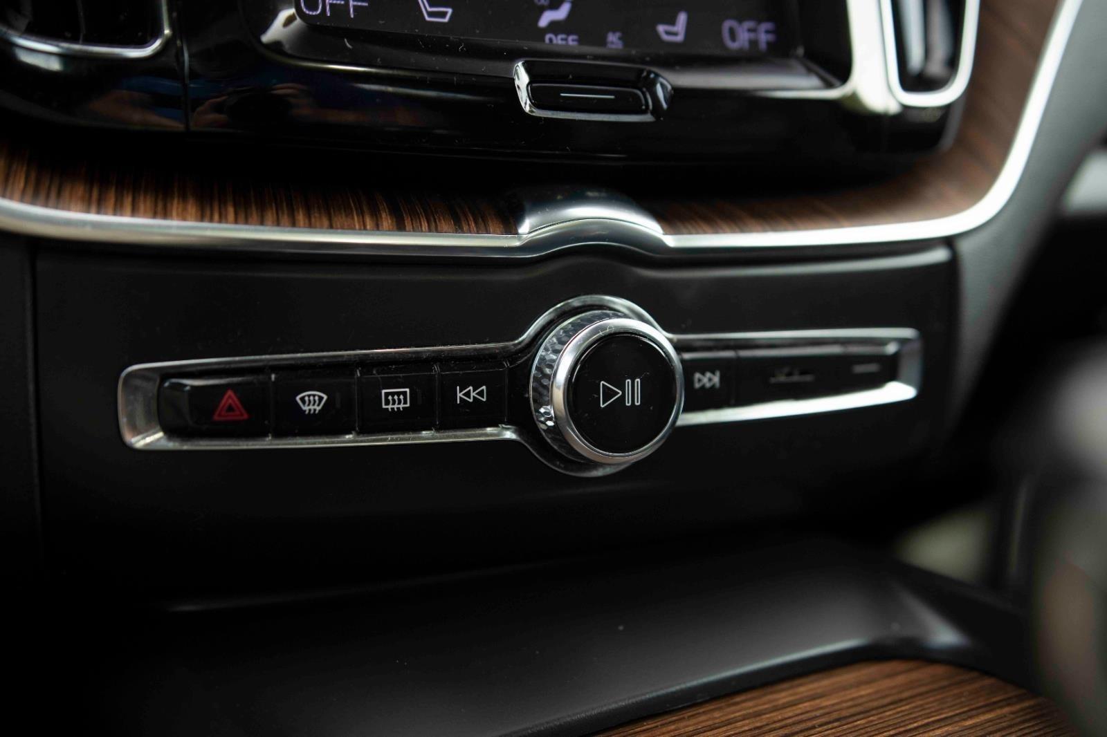 2021 Volvo XC60 Momentum photo 8