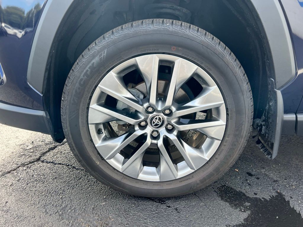 2023 Toyota RAV4 XLE Premium photo 10