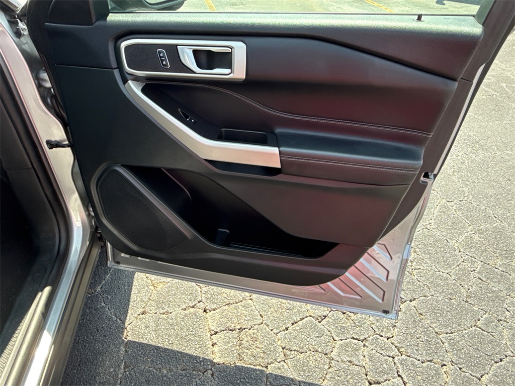 2023 Ford Explorer XLT photo 13