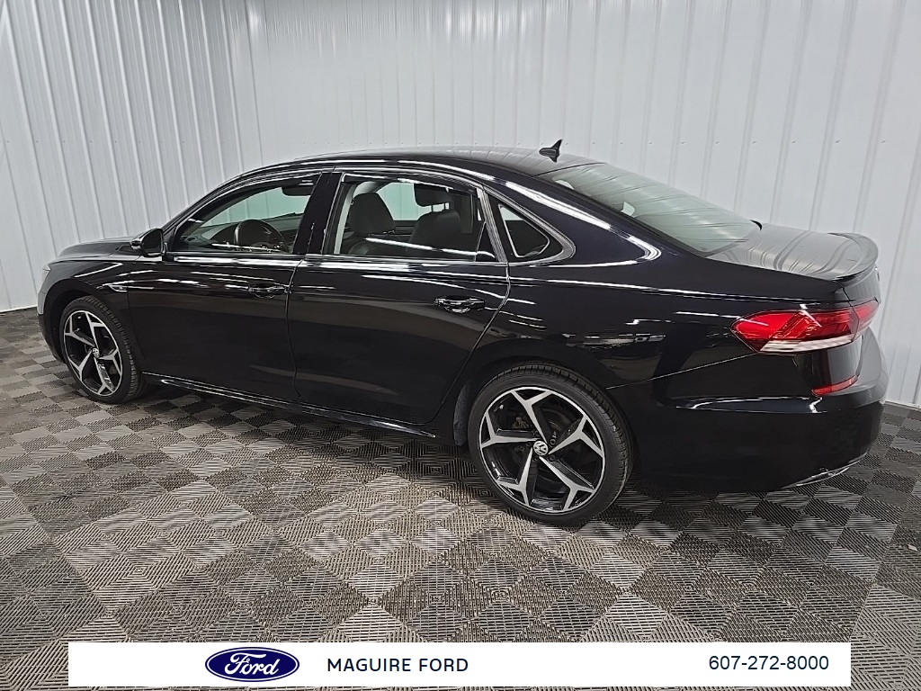 2020 Volkswagen Passat 2.0T R-Line photo 3
