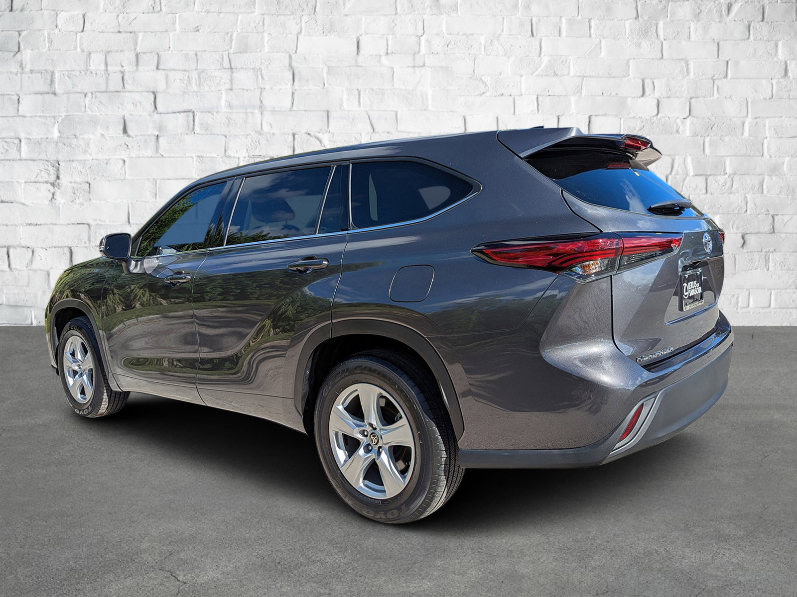 2022 Toyota Highlander LE photo 6