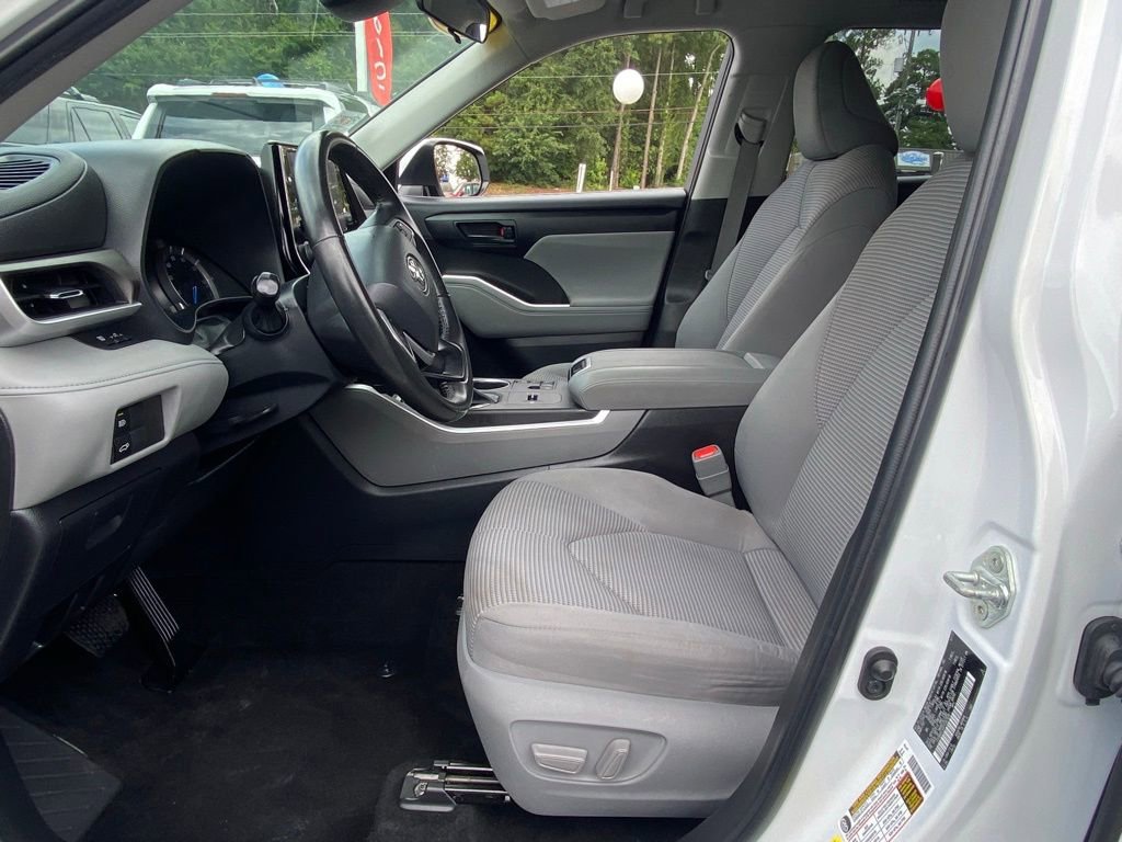 2023 Toyota Highlander Hybrid LE photo 4