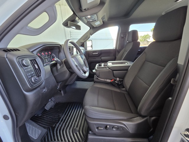 2025 Chevrolet Silverado 2500HD Custom photo 11