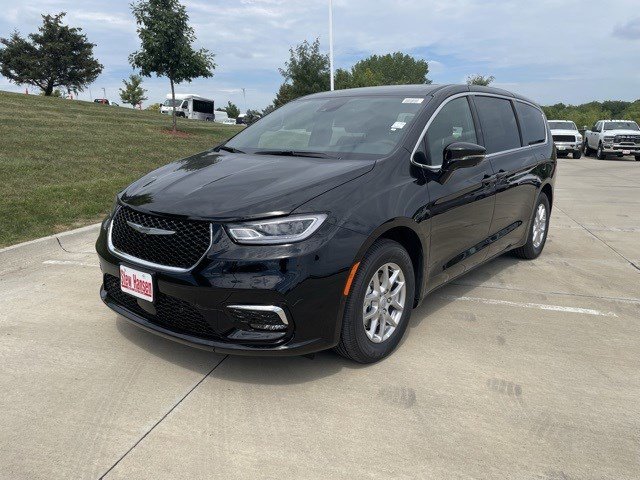 2026 Chrysler Pacifica Select's photo