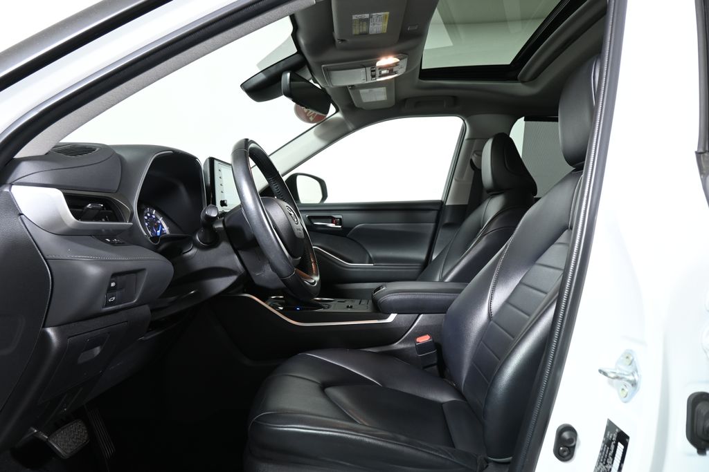 2022 Toyota Highlander Hybrid XLE photo 2