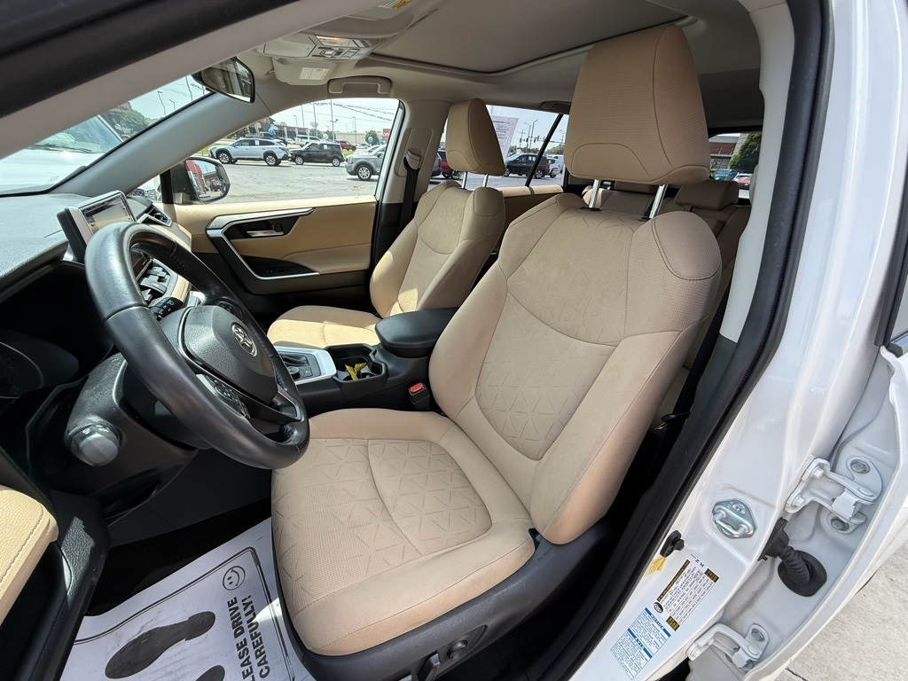 2020 Toyota RAV4 Hybrid XLE photo 10