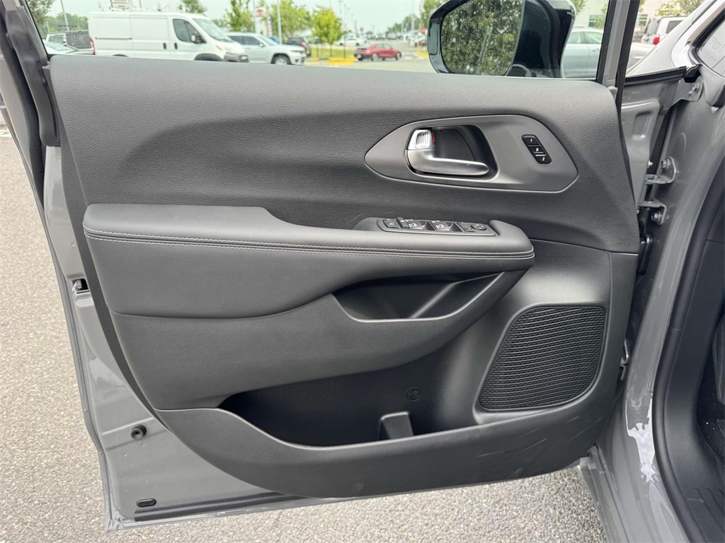 2025 Chrysler Pacifica photo 24