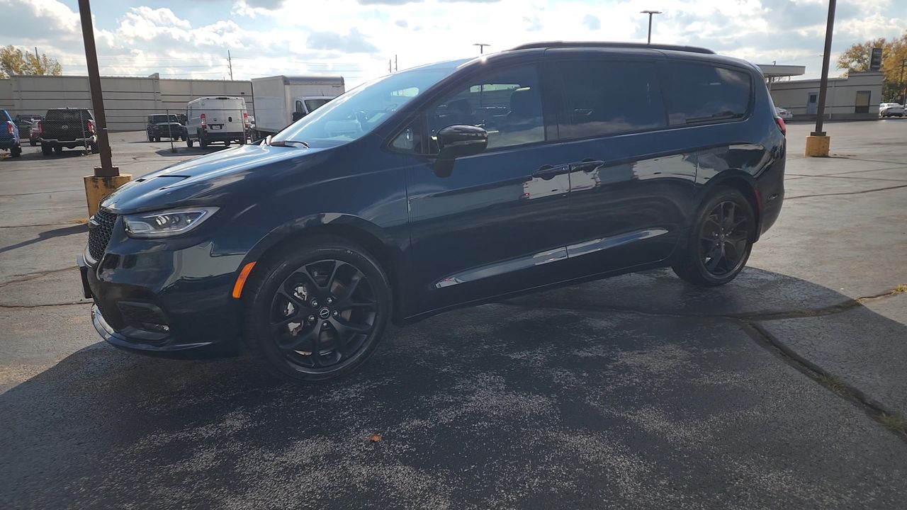 2025 Chrysler Pacifica Limited photo 4