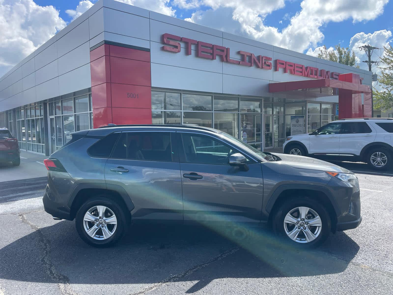 2021 Toyota RAV4 XLE's photo