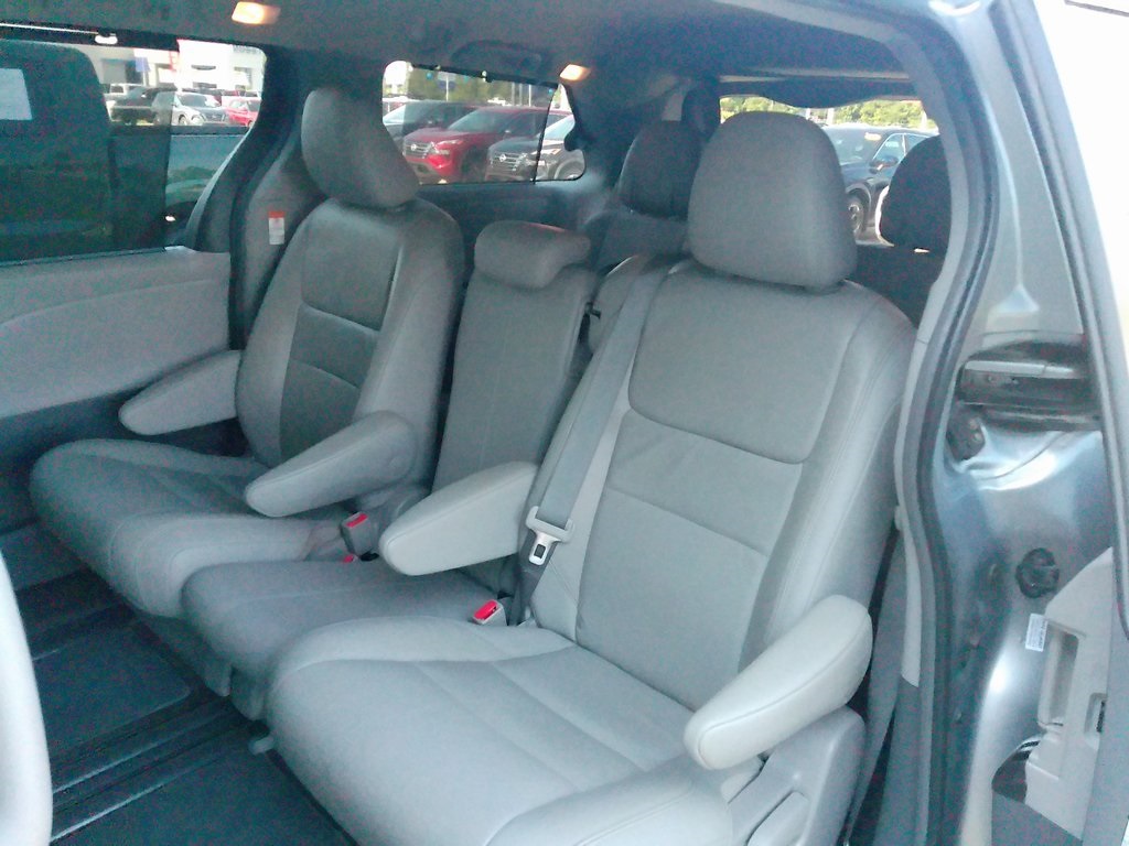 2018 Toyota Sienna XLE photo 20