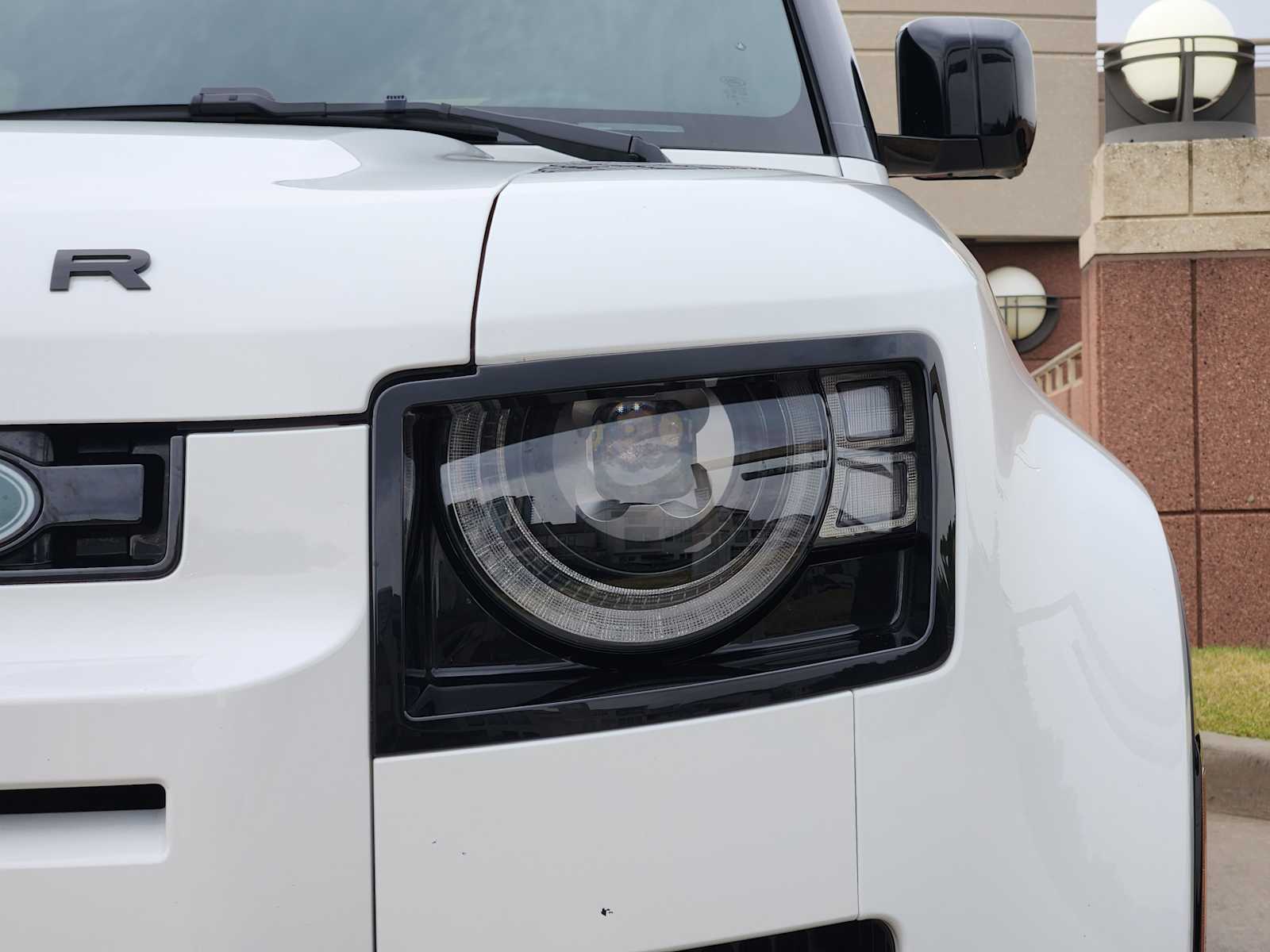 2025 Land Rover Defender X-Dynamic SE photo 4