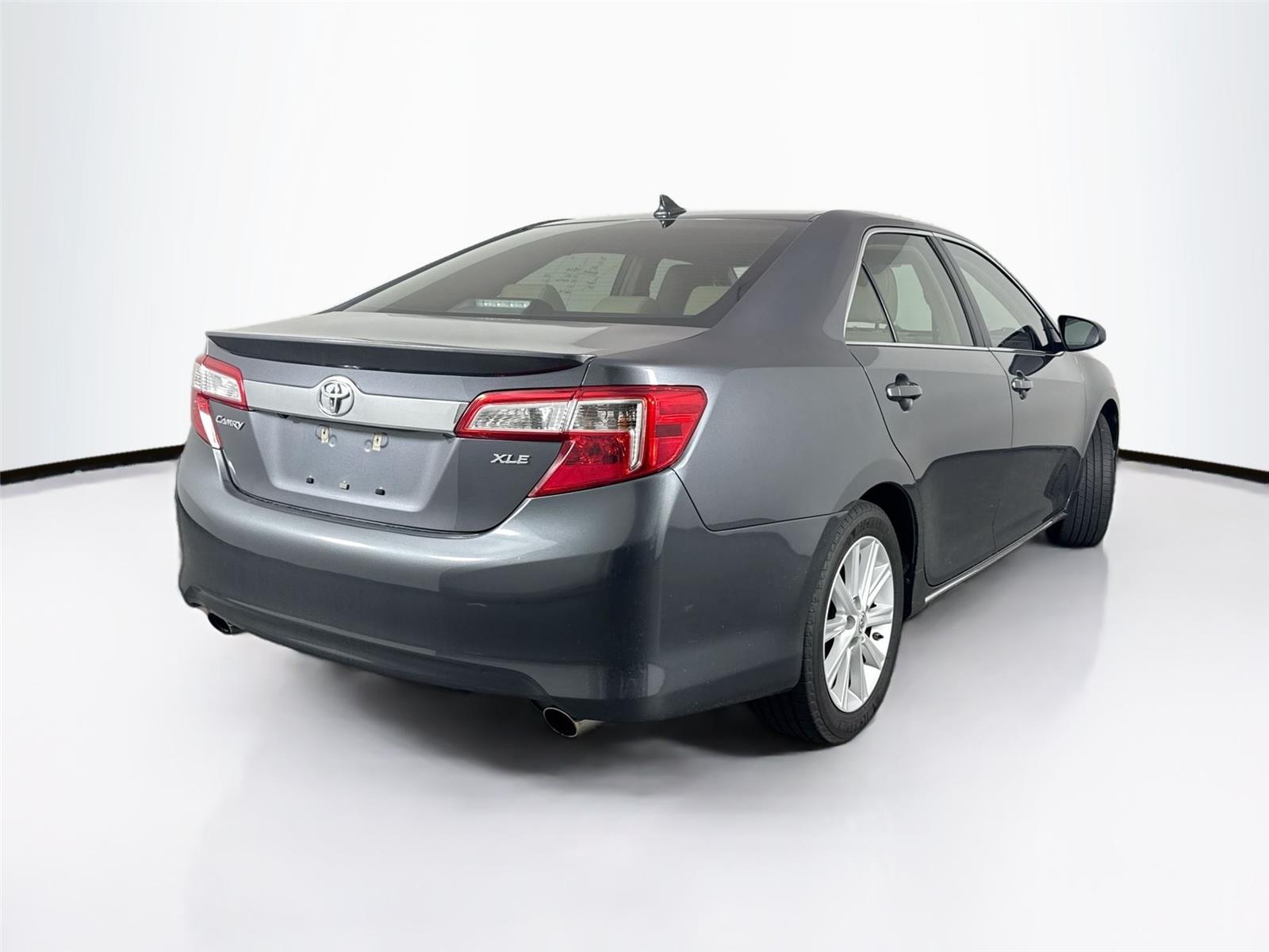 2013 Toyota Camry SE photo 3