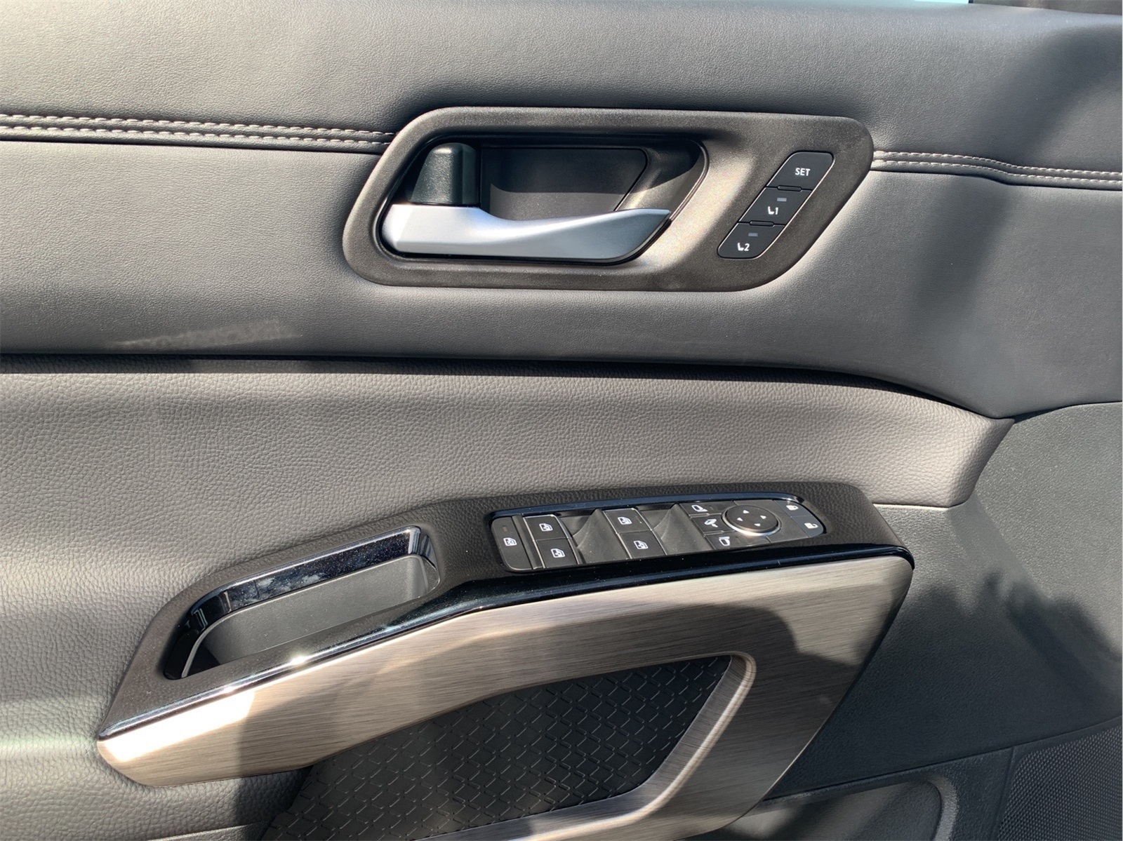 2025 Nissan Pathfinder Platinum photo 12