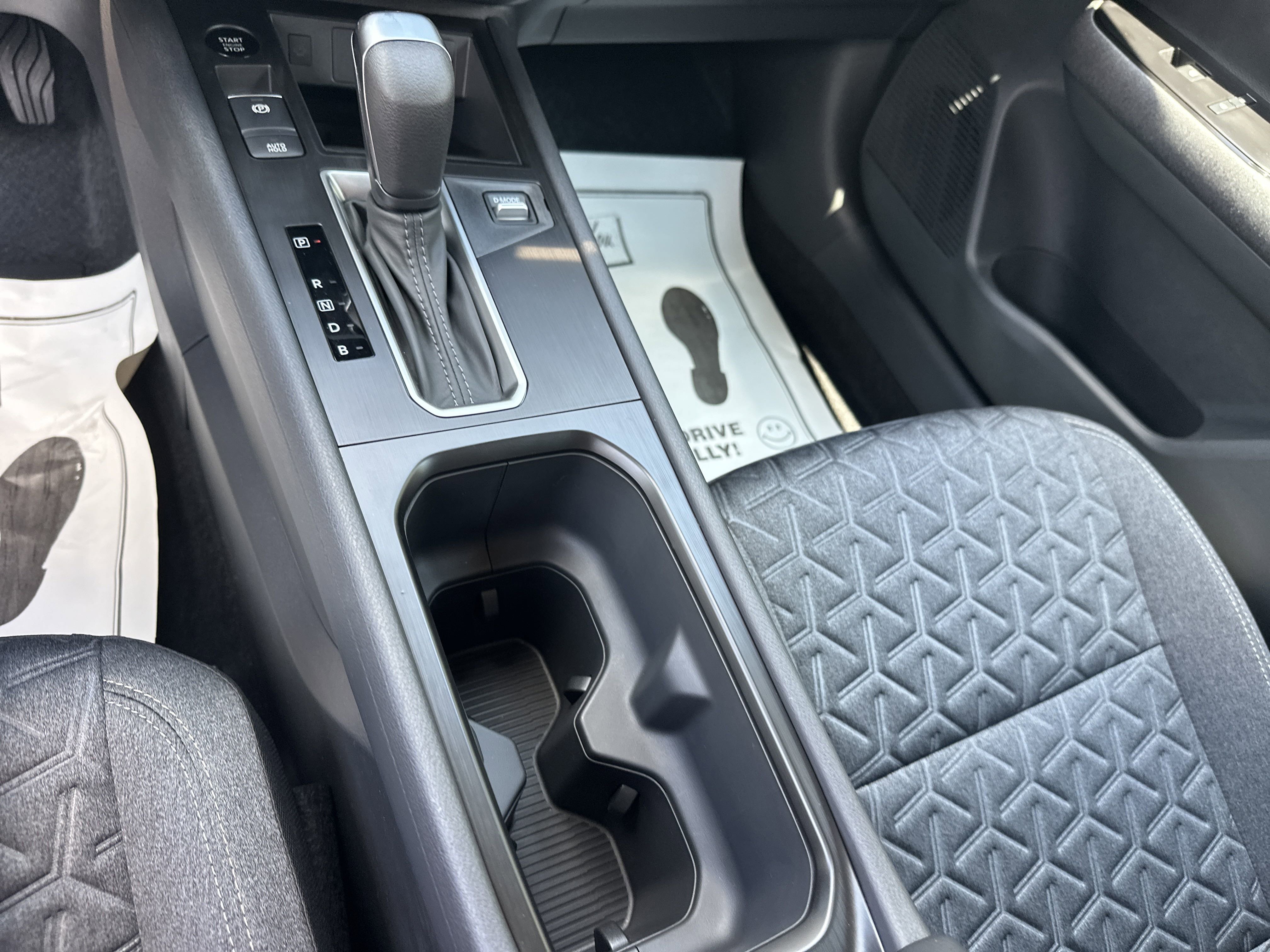 2025 Nissan Kicks SV photo 14