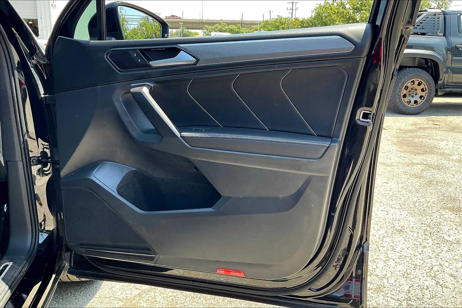 2024 Volkswagen Tiguan SE R-Line Black photo 19