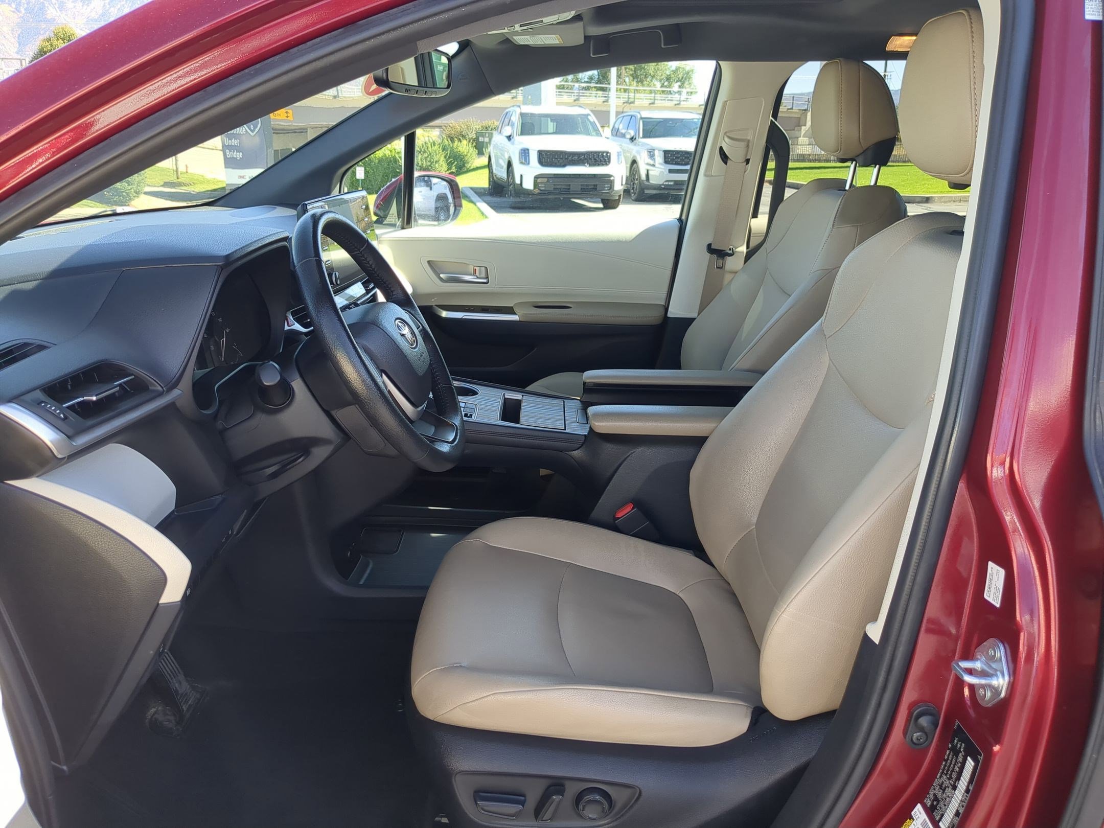 2023 Toyota Sienna XLE photo 16