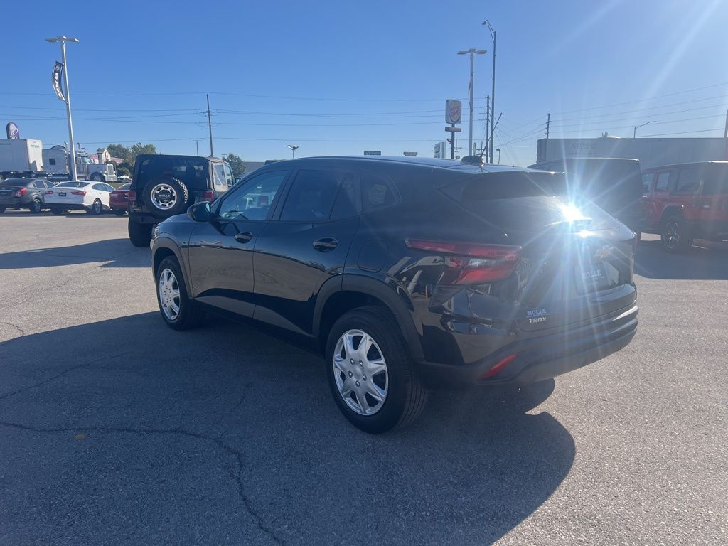 2025 Chevrolet Trax LS photo 4