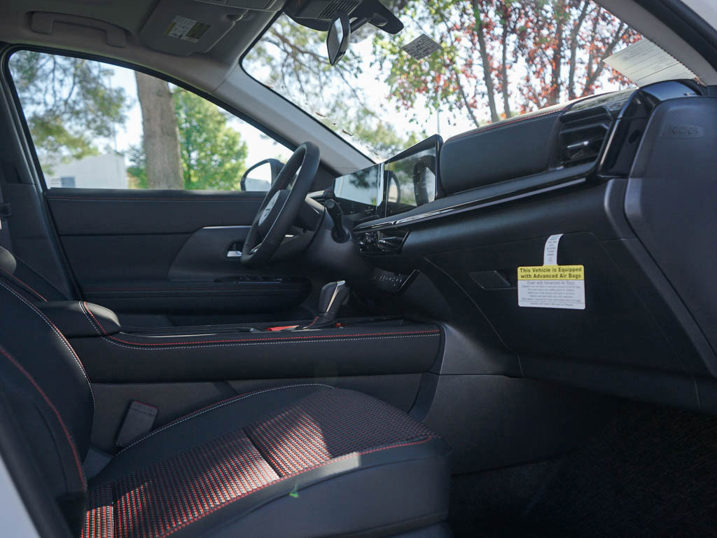 2025 Nissan Kicks SR photo 9