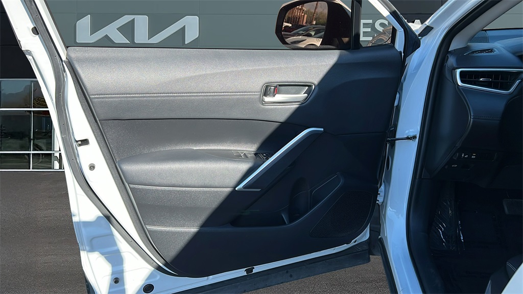 2023 Toyota Corolla Cross XLE photo 12