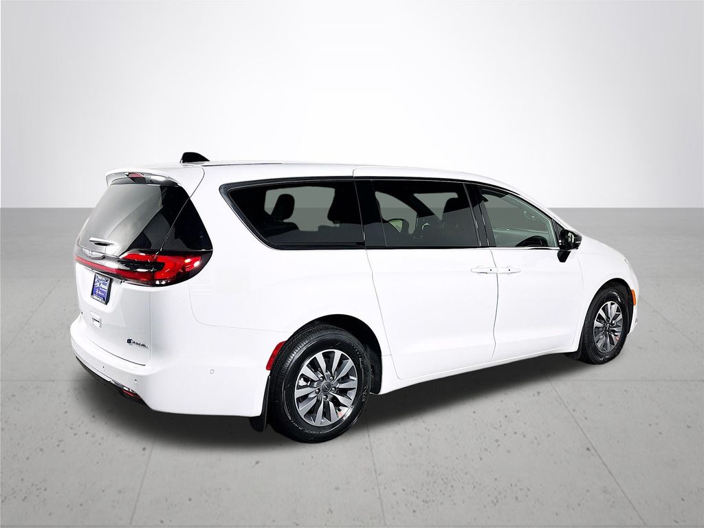 2025 Chrysler Pacifica Hybrid photo 6
