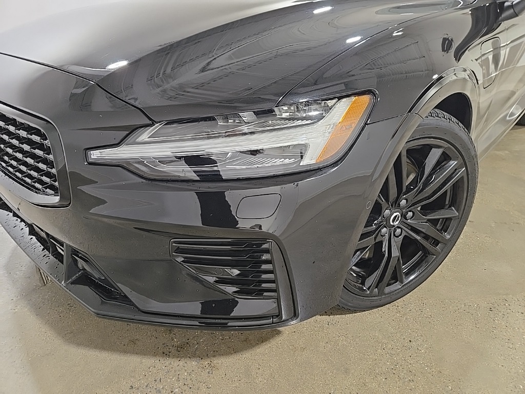 2022 Volvo S60 Recharge T8 Black Edition R-Design photo 10