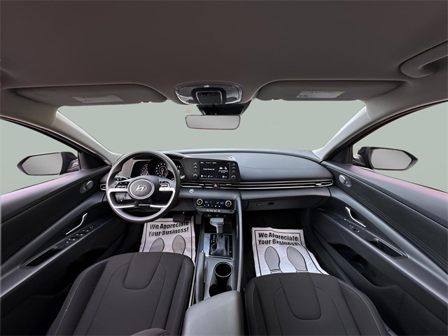 2023 Hyundai Elantra SEL photo 3
