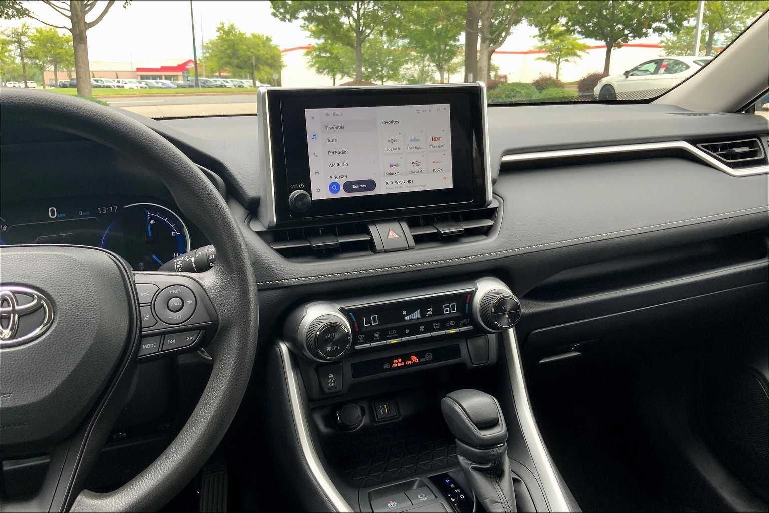 2024 Toyota RAV4 XLE photo 5