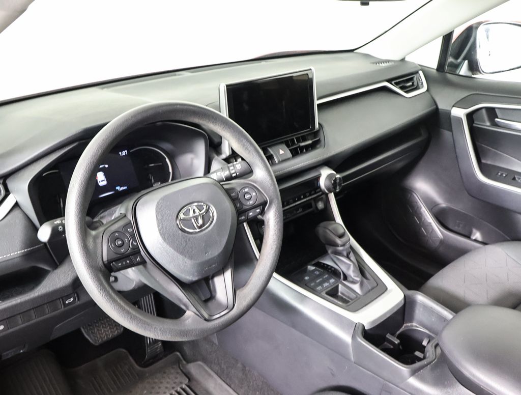 2024 Toyota RAV4 XLE photo 6