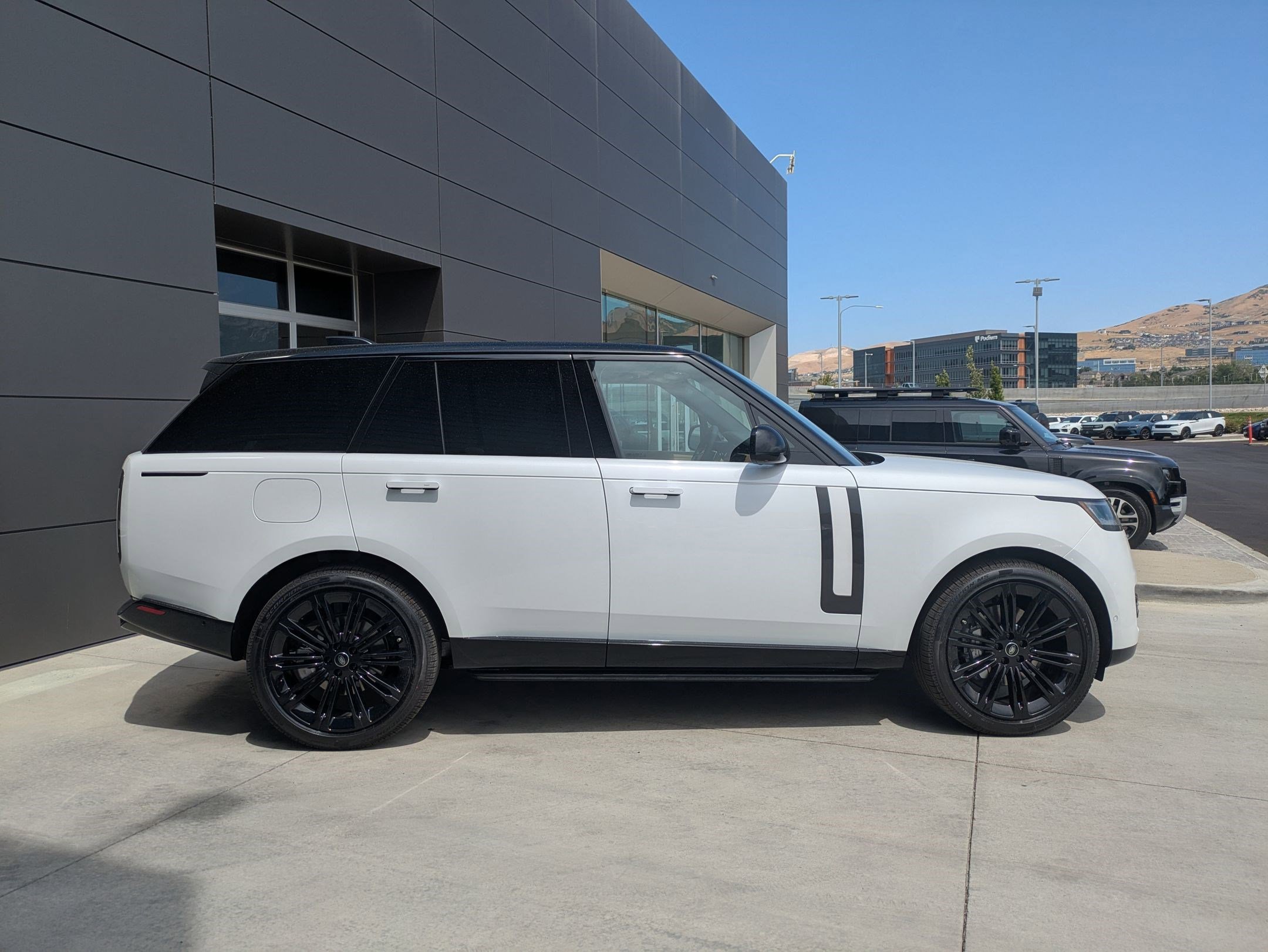 2025 Land Rover Range Rover SE photo 4