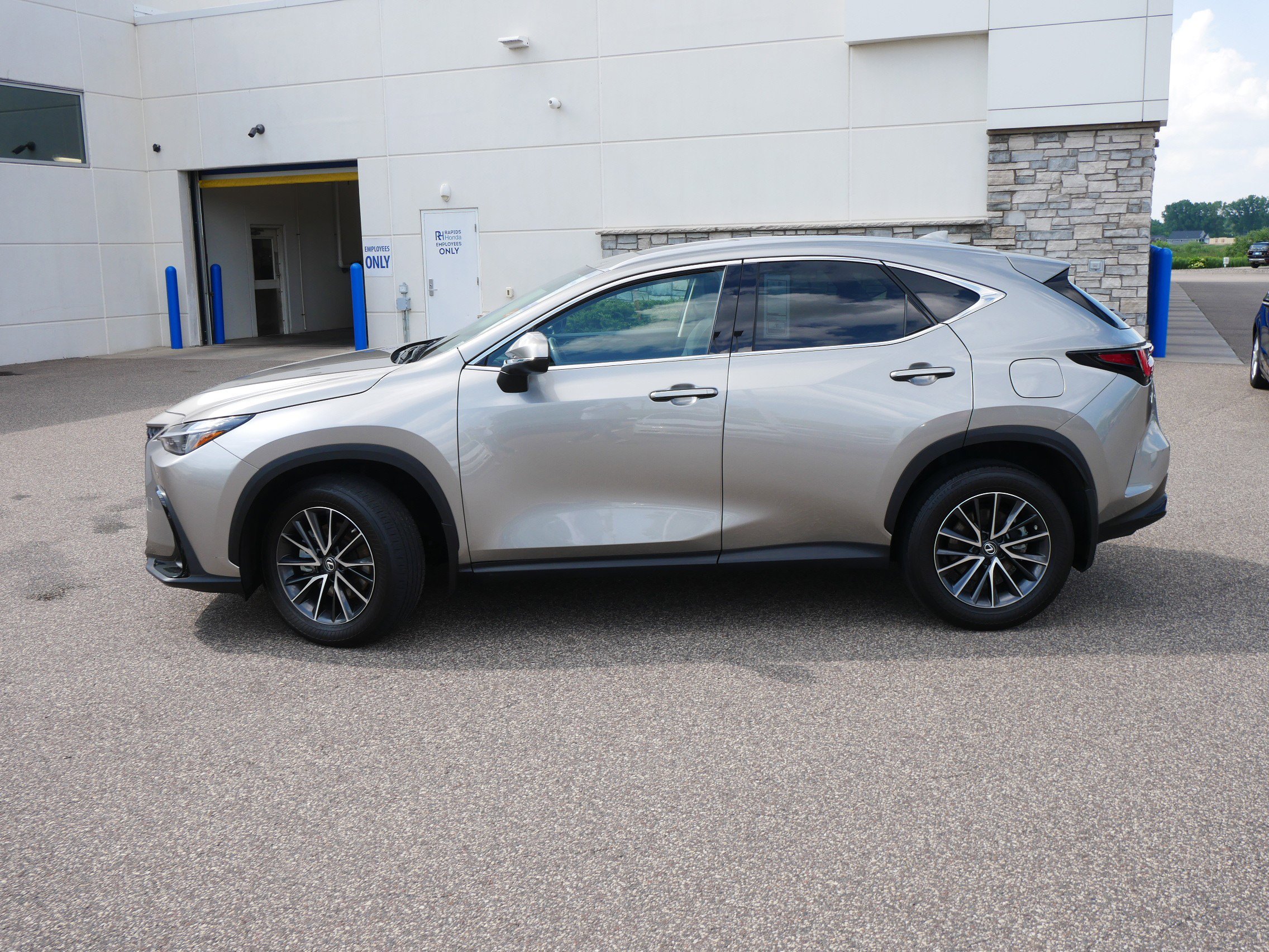 Used 2022 Lexus NX 350 with VIN 2T2GGCEZ5NC008901 for sale in Coon Rapids, Minnesota