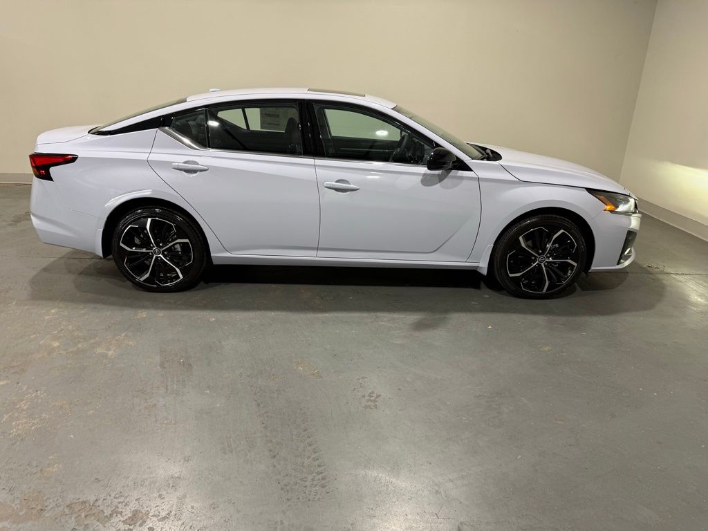 2025 Nissan Altima SR photo 8