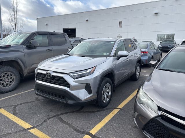 2023 Toyota RAV4 LE's photo