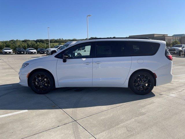 2026 Chrysler Pacifica Limited's photo