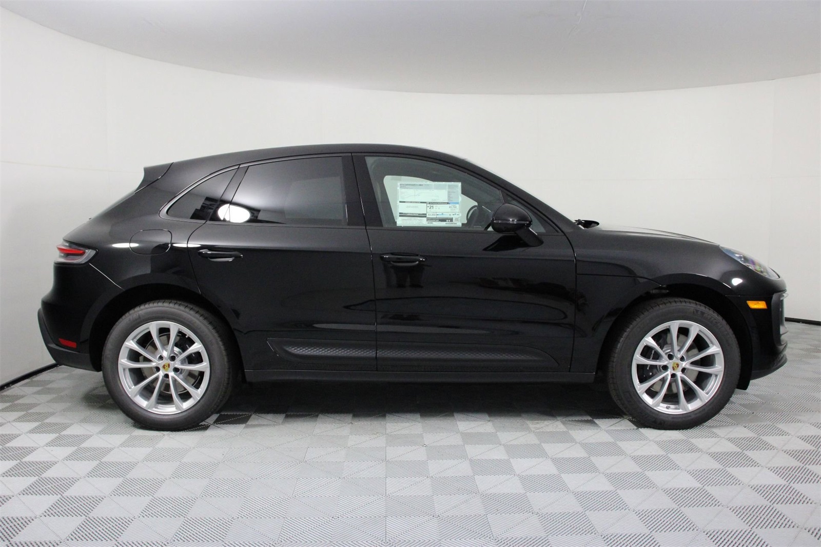 2025 Porsche Macan T photo 8