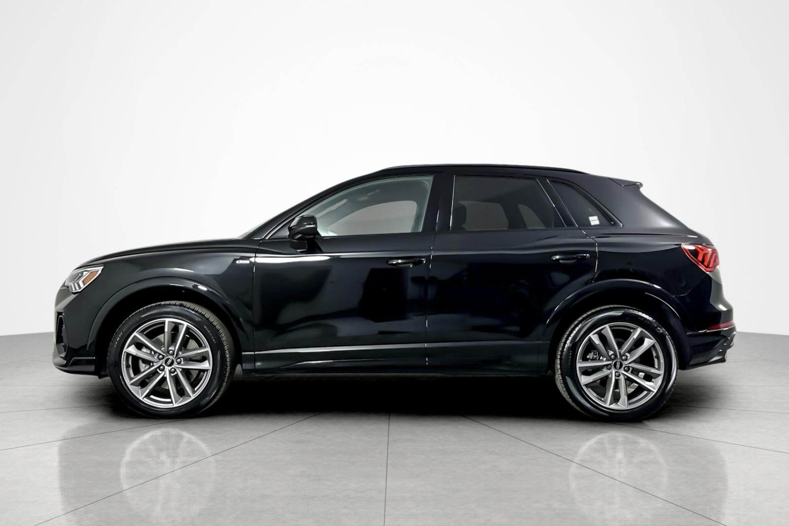 2025 Audi Q3 S line Premium 45 TFSI photo 2