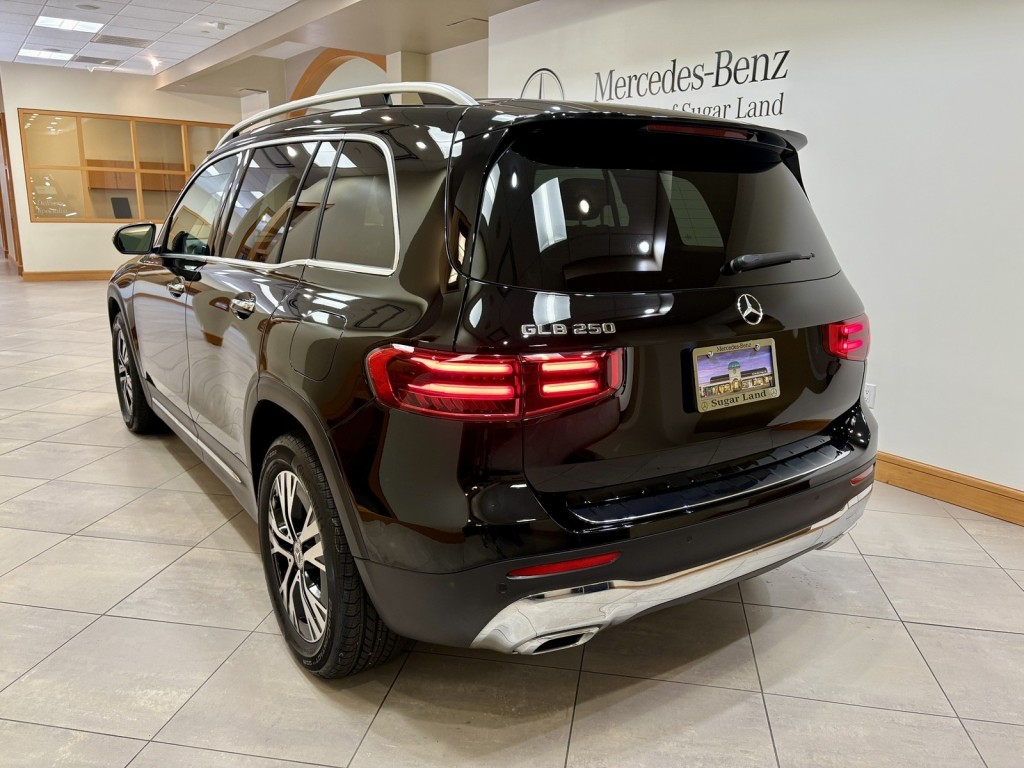 2025 Mercedes Benz GLB 250 photo 3