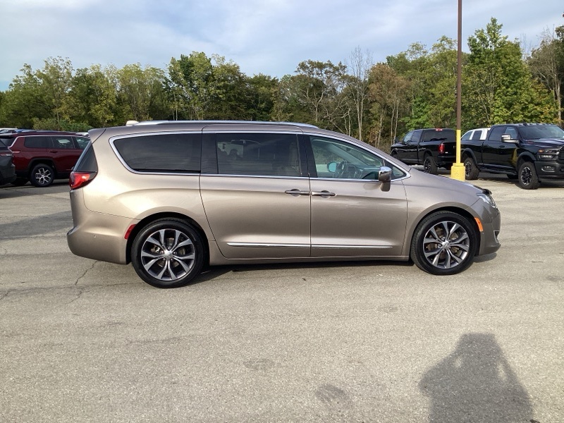 2018 Chrysler Pacifica Limited photo 8