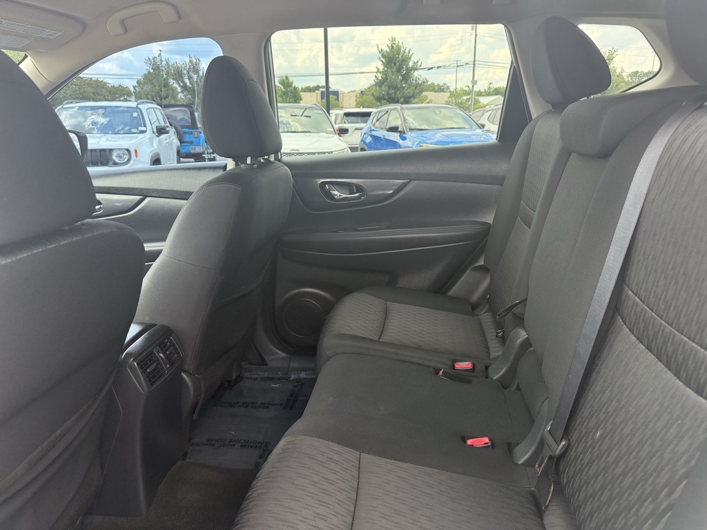 2017 Nissan Rogue SV photo 12
