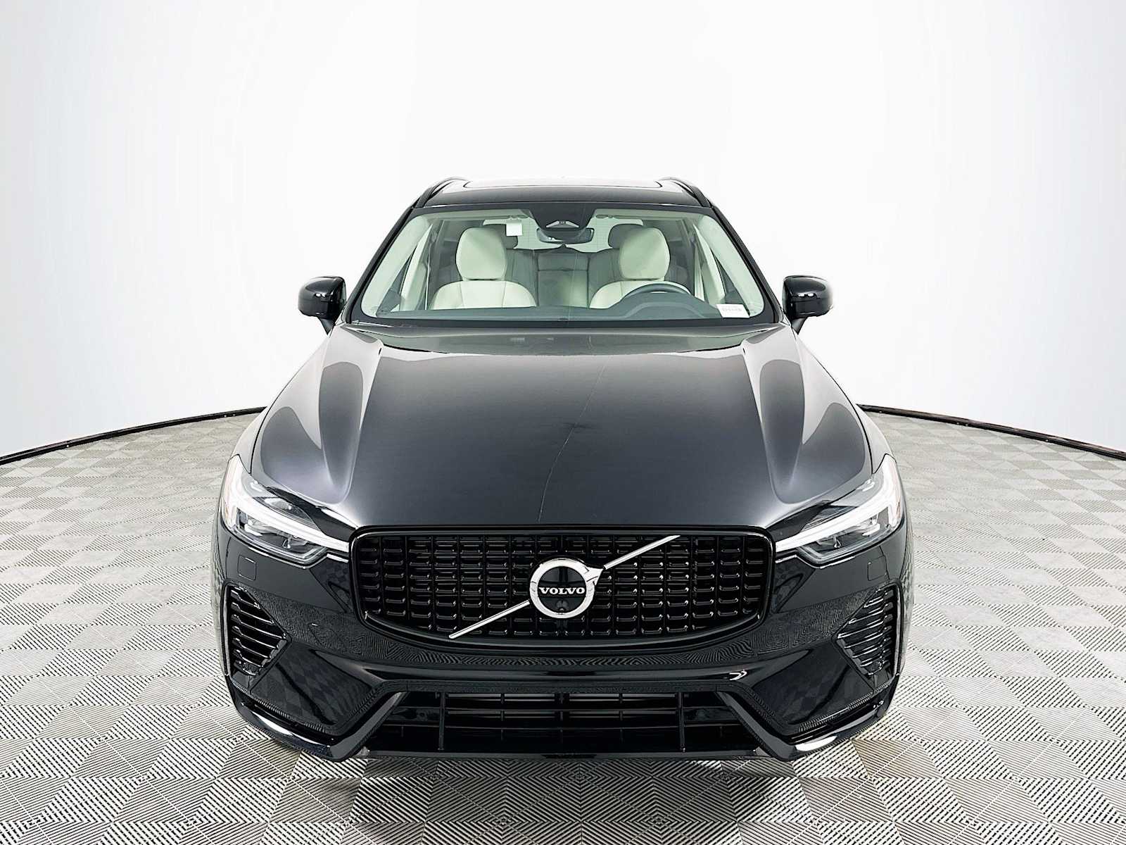 2025 Volvo XC60 T8 Plus photo 2