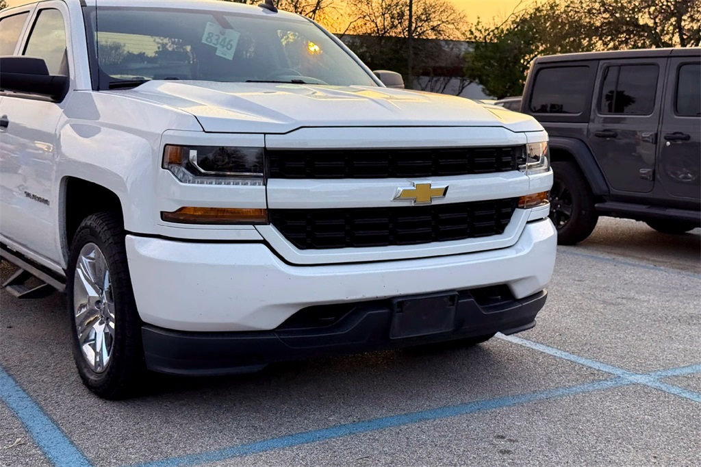 2018 Chevrolet Silverado 1500 Custom photo 2