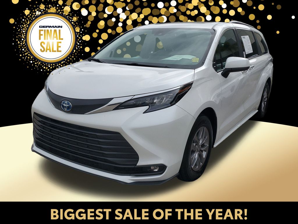 2025 Toyota Sienna XLE's photo