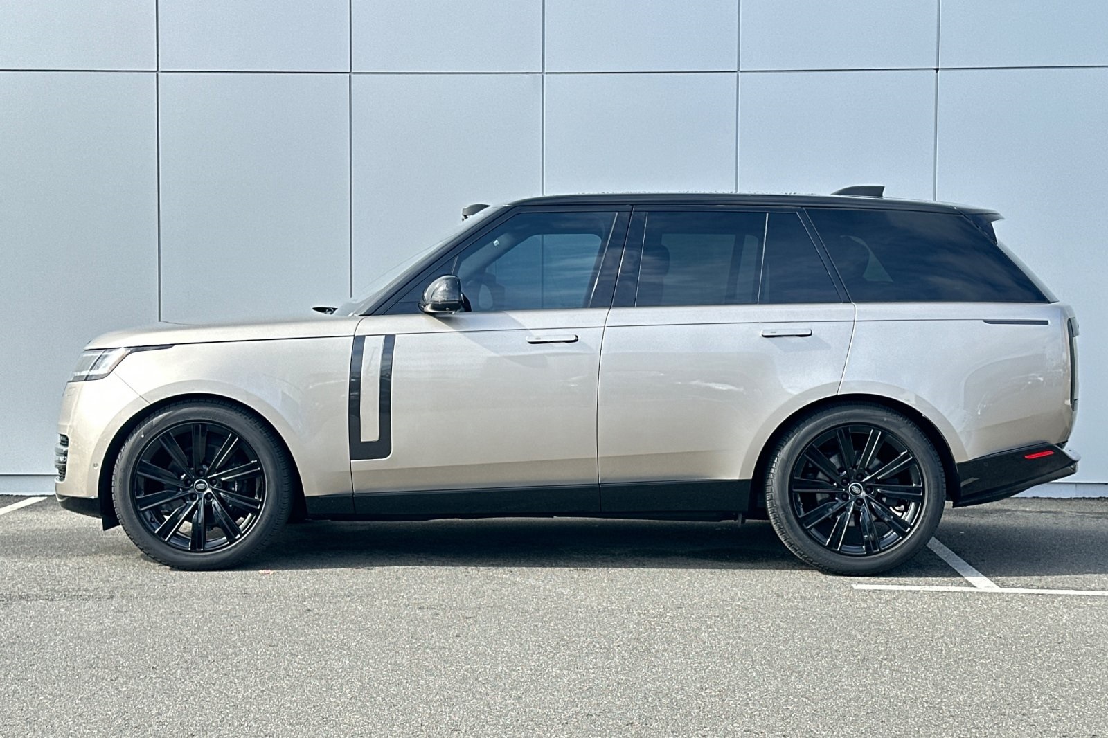 2023 Land Rover Range Rover SE photo 2